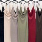 Φόρεμα μίντι και κολλητό , λεπτές τιράντες , διακοσμημένες με χάντρες , ανοιχτή πλάτη , σκίσιμο - LONAS - LO