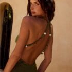 Φόρεμα μίντι και κολλητό , λεπτές τιράντες , διακοσμημένες με χάντρες , ανοιχτή πλάτη , σκίσιμο - LONAS - LO