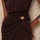 Δυναμικό Φόρεμα , βάτες , σούρες και διακοσμητική αγκράφα - LEON - LO