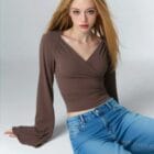 Θηλυκή στενή μπλούζα , V ντεκολτέ , σούρα , μακριά φαρδιά μανίκια - ELESIN - LO