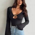 Κορμάκι , ανοιχτό ντεκολτέ , cut out σχέδιο , μεταλλική αγκράφα , μανίκια ελαφριά καμπάνα - KELES - LO