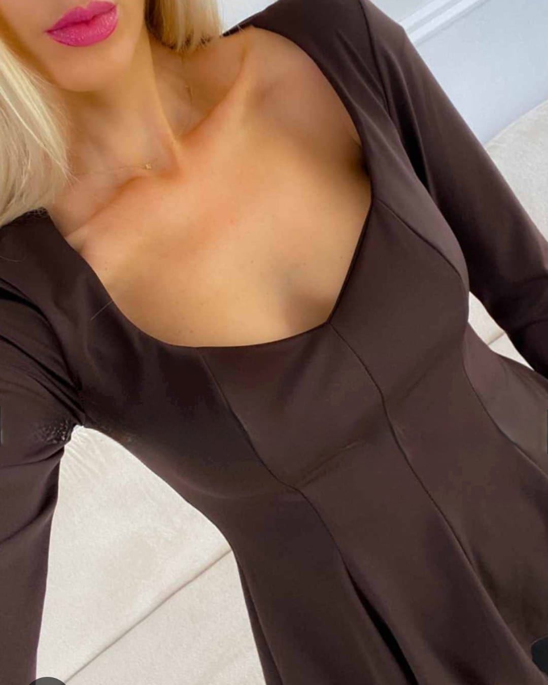 Ροή και Θηλυκότητα: Η Μπλούζα που Αγκαλιάζει και Απελευθερώνει , ανοιχτή λαιμόκοψη ,εφαρμοστή επάνω , κλός κάτω μέρος - ΄΄Sculpt & Flow΄΄ - LO