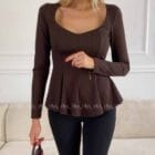 Ροή και Θηλυκότητα: Η Μπλούζα που Αγκαλιάζει και Απελευθερώνει , ανοιχτή λαιμόκοψη ,εφαρμοστή επάνω , κλός κάτω μέρος - ΄΄Sculpt & Flow΄΄ - LO