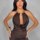 Μίνι φόρεμα με ντραπέ ντεκολτέ και χρυσό κόσμημα - Η λάμψη ξεκινά από τον λαιμό - Golden Drape - LO