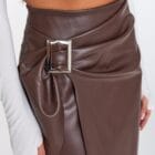 Μίντι Δερματίνη Φούστα σε Γραμμή Α με Σχέδιο Φακέλου και Διακοσμητική Αγκράφα - "Noir Edge" - LO